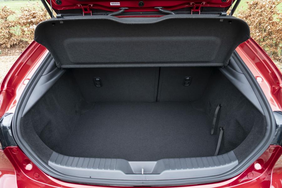 Багажник Mazda3 Skyactiv-G Sport Lux Hatchback 2019 года  (UK) (фото 68 из 91)